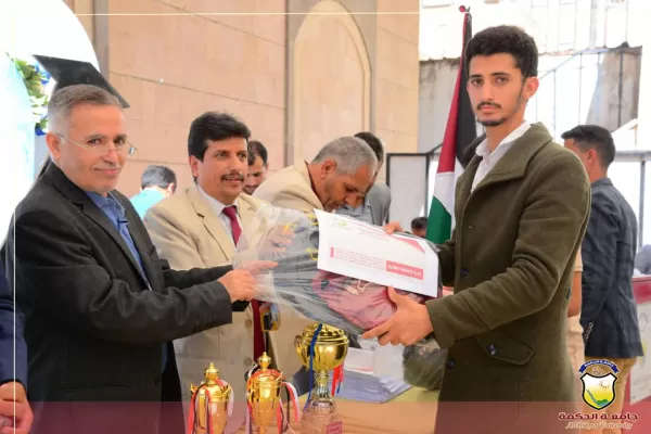 جامعة الحكمة تكرّم طلابها المبرزين في الأنشطة الطلابية في حفل عنوانه التميُّـز والريـادة جامعة الحكمة تكرّم طلابها المبرزين في الأنشطة الطلابية في حفل عنوانه التميُّـز والريـادة