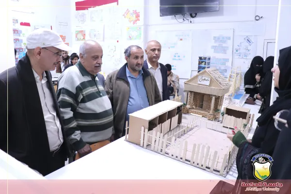 طلبة الهندسة المعمارية بجامعة الحكمة يناقشون مشاريع مقرر أسس تصميم ومقرر رسم وتعبير معماري