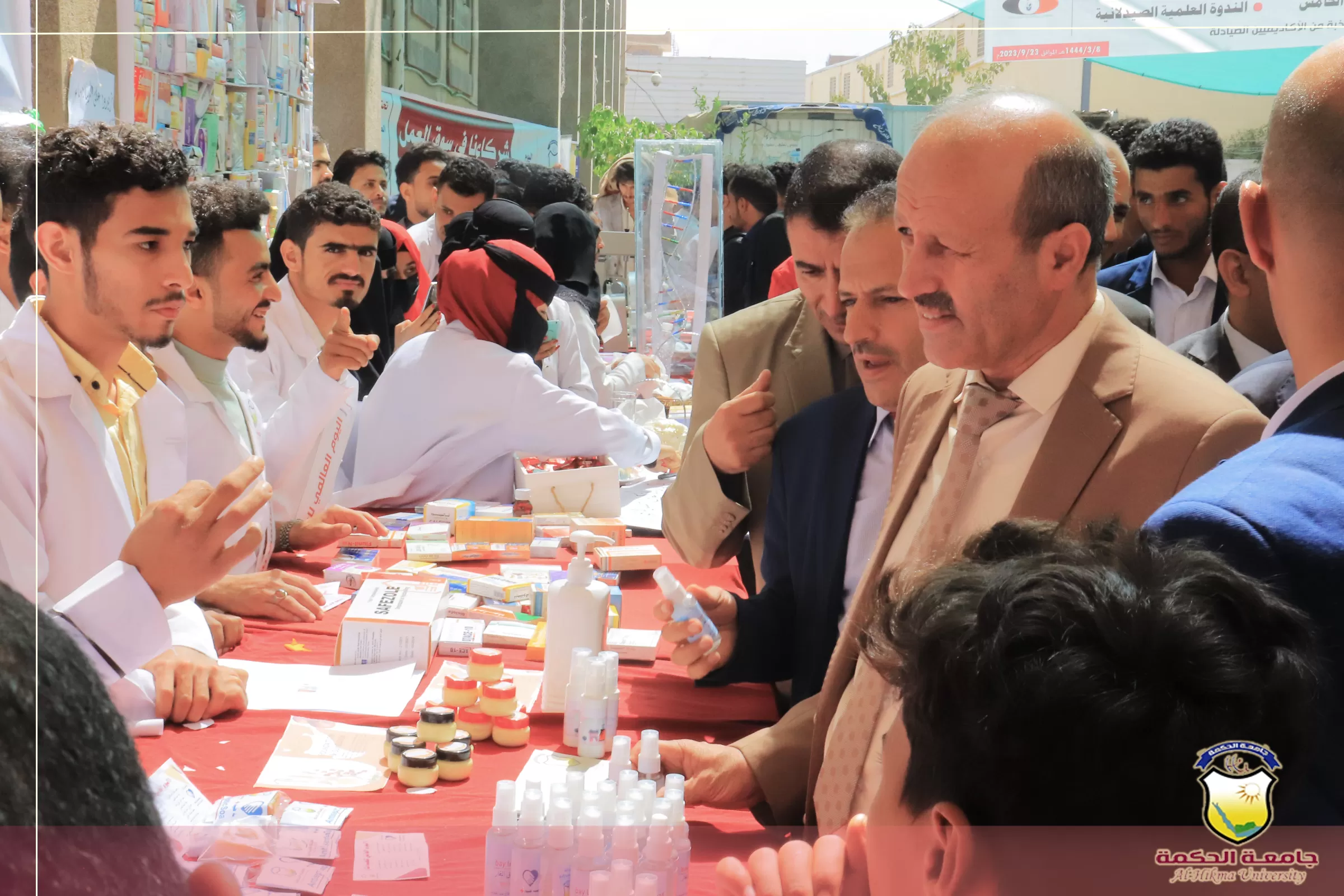جامعة الحكمة بصنعاء تُحيي #اليوم_العالمي_للصيادلة بأسبوع علمي ومعرض دوائي صيدلاني