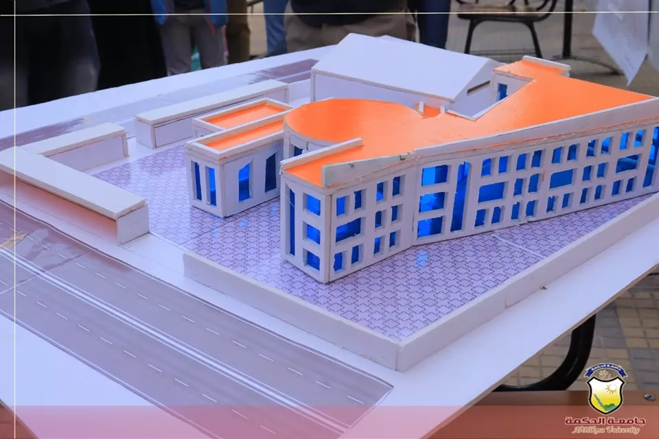 طلبة قسم الهندسة المعمارية بجامعة الحكمة - صنعاء يناقشون مشاريع مقررات التصميم المعماري والتصميم الحضري