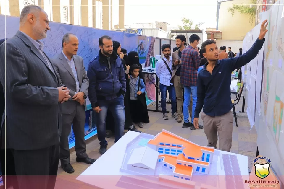 طلبة قسم الهندسة المعمارية بجامعة الحكمة - صنعاء يناقشون مشاريع مقررات التصميم المعماري والتصميم الحضري
