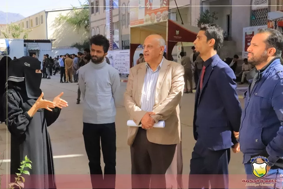 طلبة قسم الهندسة المعمارية بجامعة الحكمة - صنعاء يناقشون مشاريع مقررات التصميم المعماري والتصميم الحضري