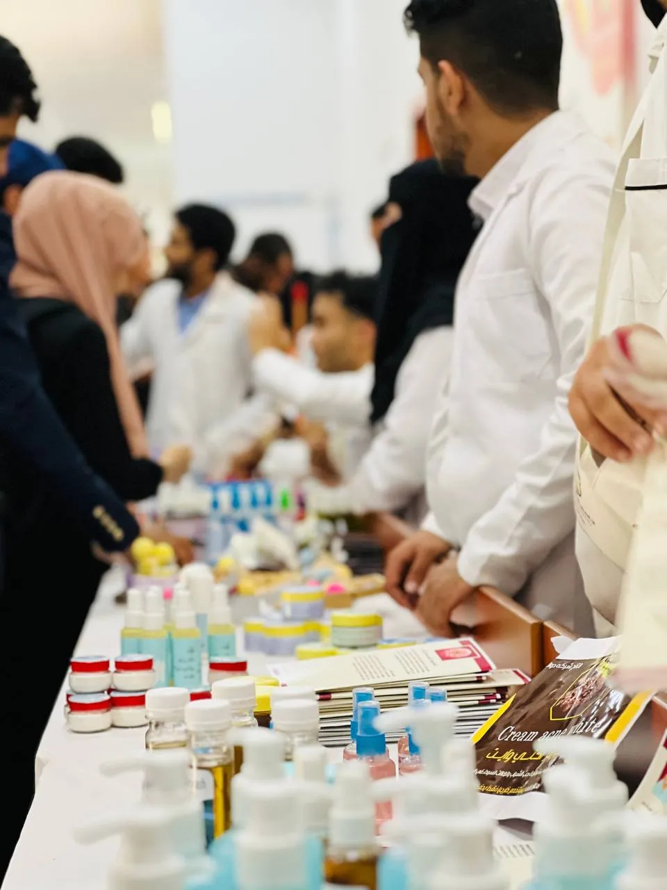 نائب وزير الصحة والبيئة الدكتور ناشر القعود في رحاب المعرض الدوائي الإنتاجي بـ جامعة الحكمة - اليمن باليوم العالمي للصيادلة