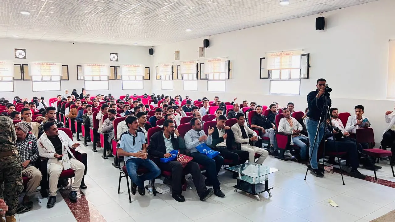 نائب وزير الصحة والبيئة الدكتور ناشر القعود في رحاب المعرض الدوائي الإنتاجي بـ جامعة الحكمة - اليمن باليوم العالمي للصيادلة