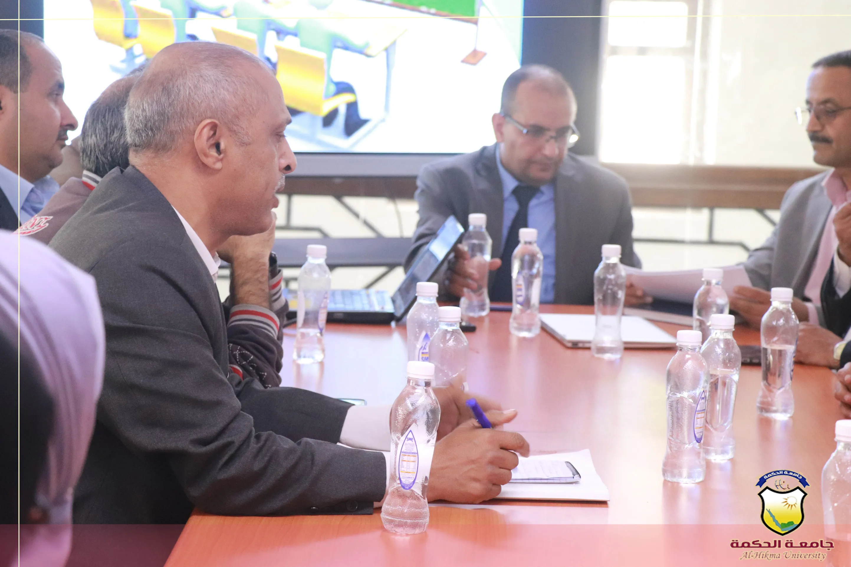 "جامعة الحكمة تعقد لقاء موسع لمناقشة الأداء الأكاديمي للجامعة للعام 2024-2025م"