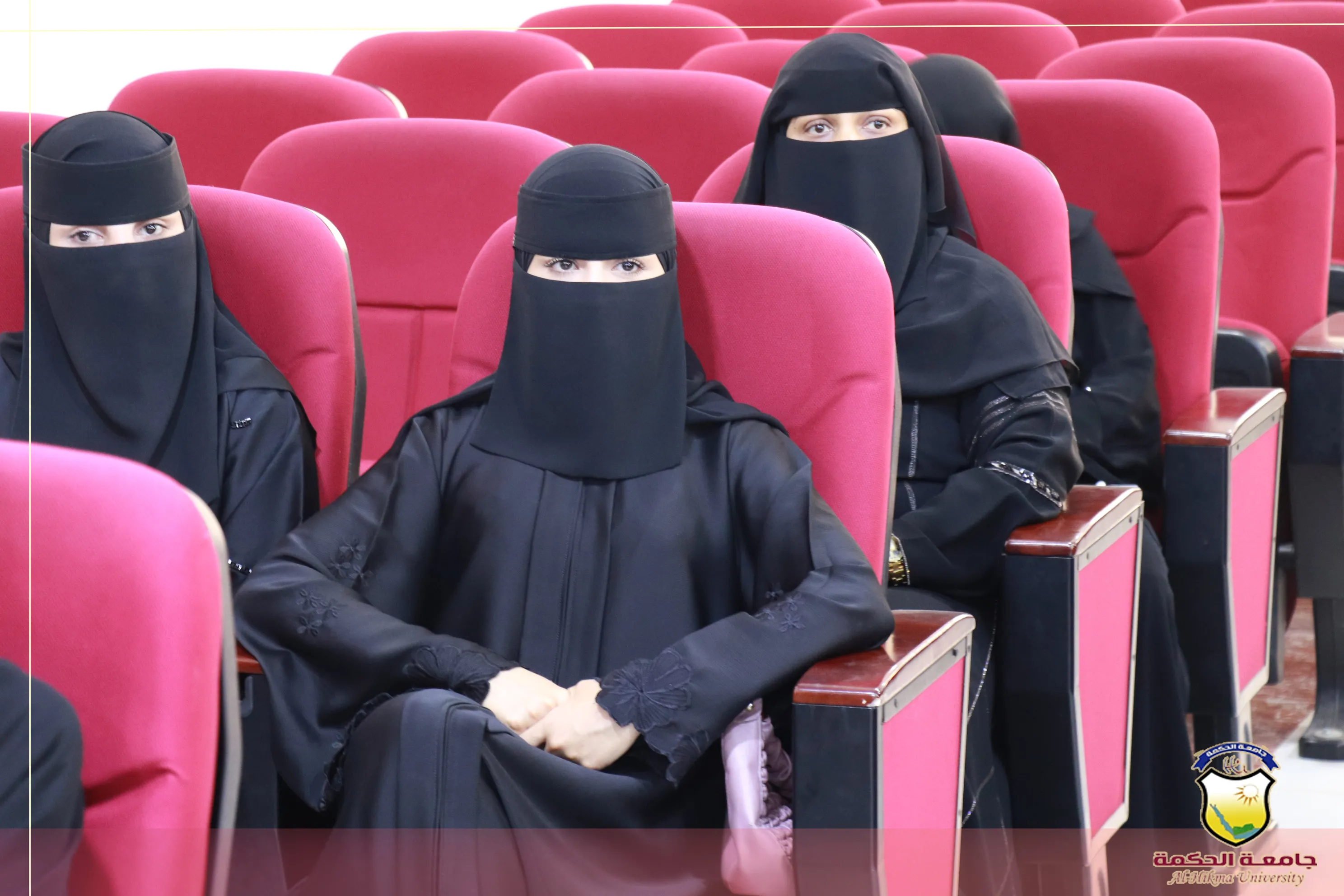 Under the patronage of the Presidency of Al-Hikma University, the Faculty of Administrative and Human Sciences is holding a training course on the use of artificial intelligence in scientific research and international publishing.