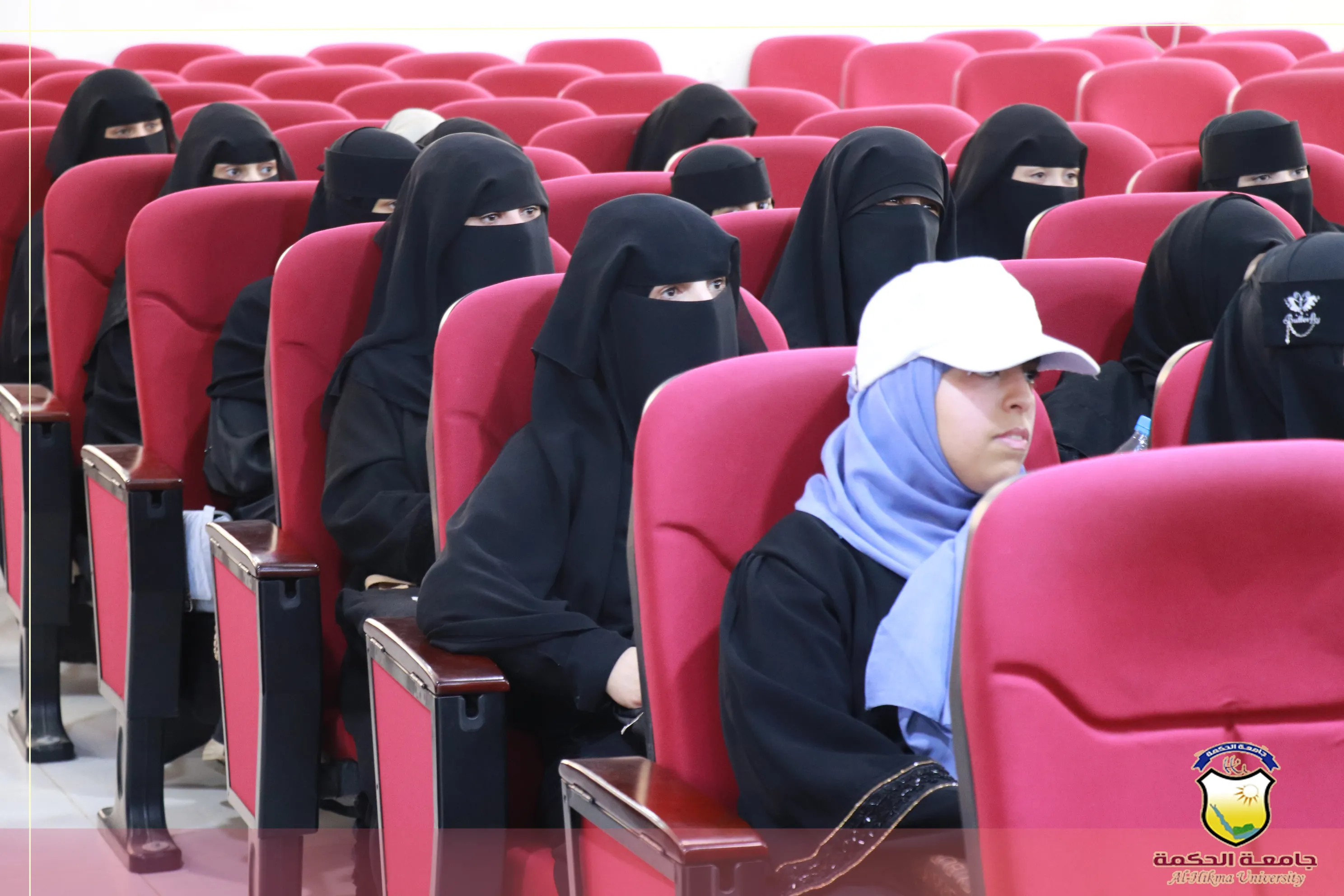 Under the patronage of the Presidency of Al-Hikma University, the Faculty of Administrative and Human Sciences is holding a training course on the use of artificial intelligence in scientific research and international publishing.