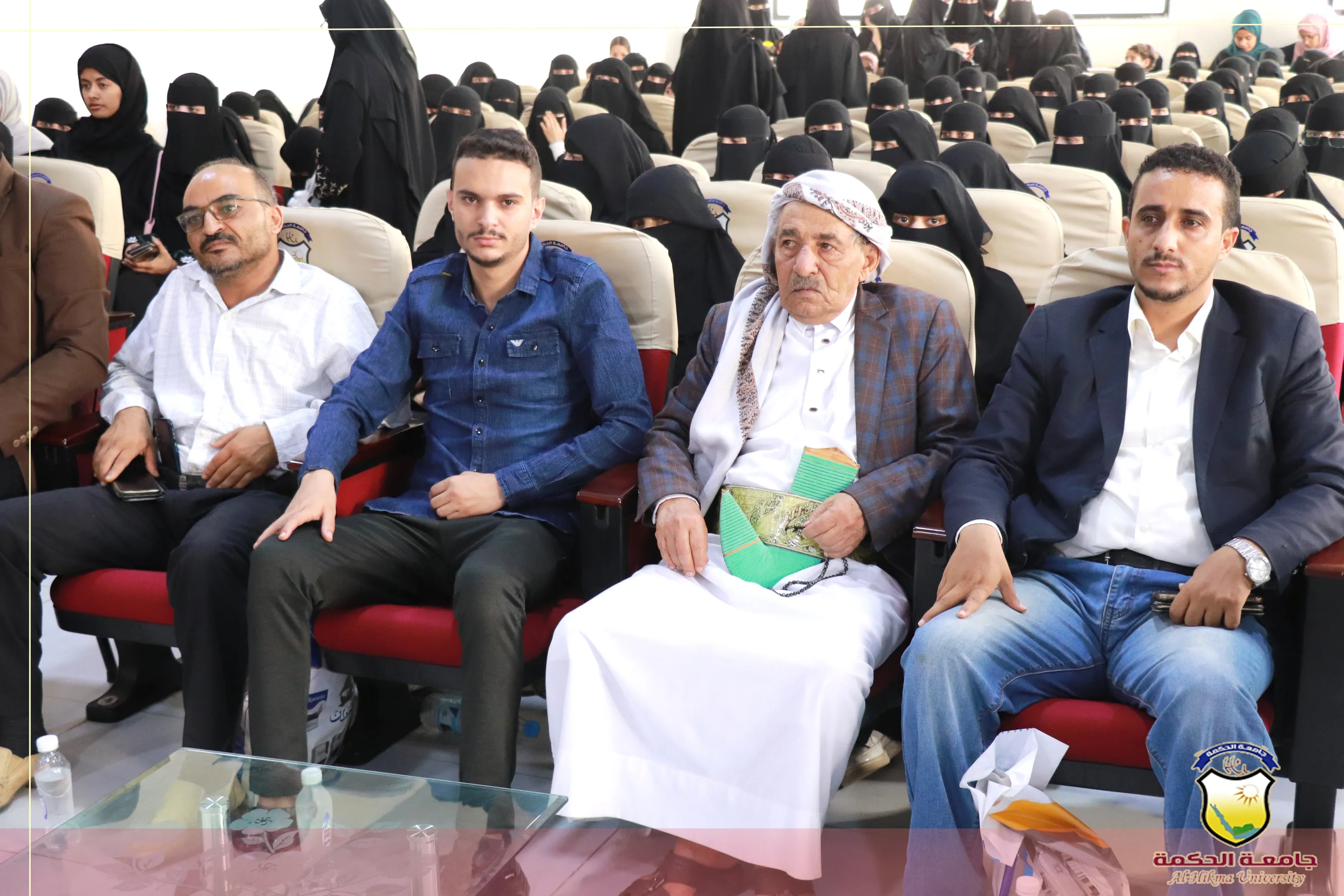 جامعة الحكمة تفتتح فعاليات حفل تكريم أوائل طلابها بكلية العلوم الإدارية والإنسانية للعام الجامعي 2024-2025م