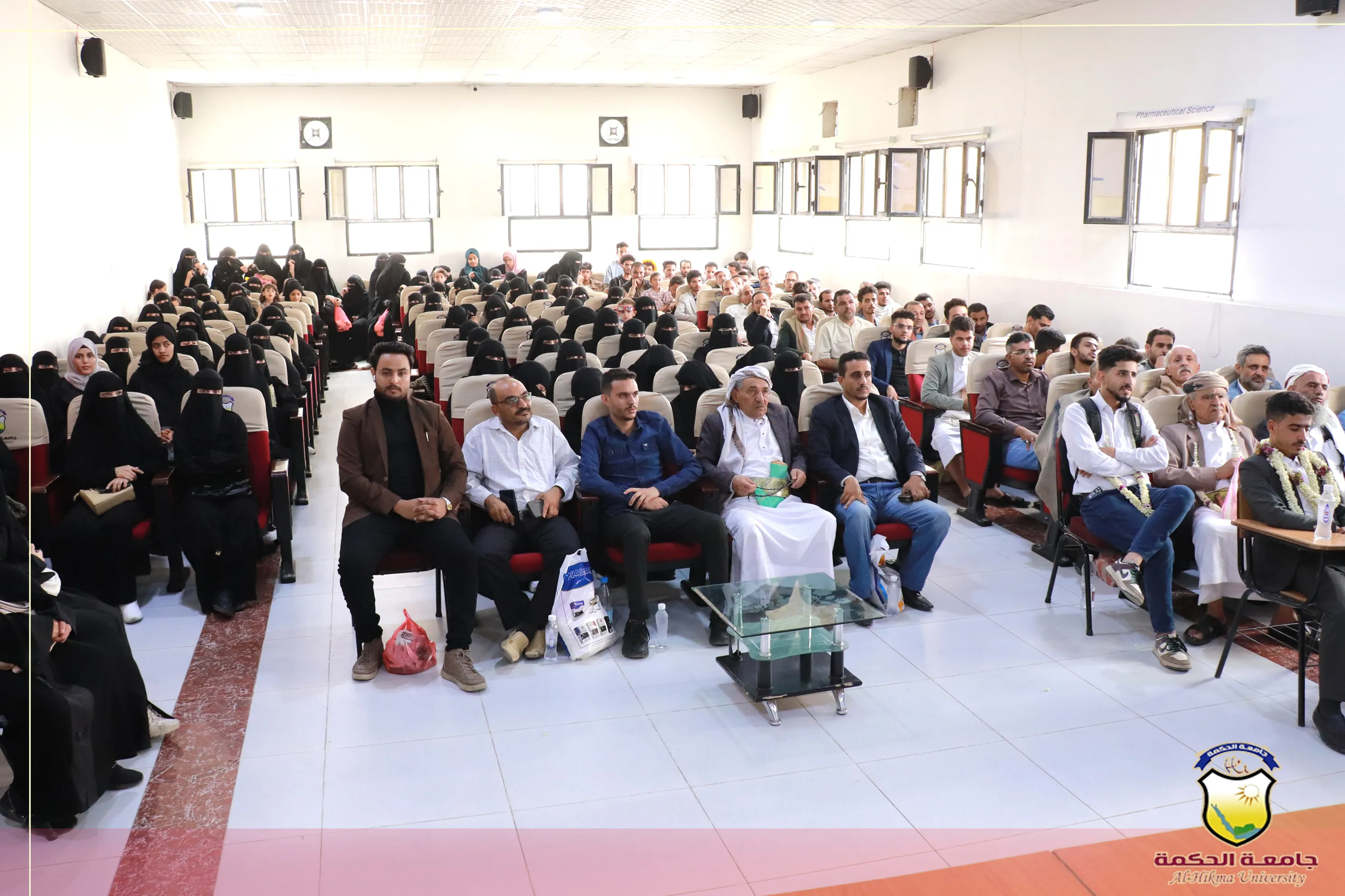 جامعة الحكمة تفتتح فعاليات حفل تكريم أوائل طلابها بكلية العلوم الإدارية والإنسانية للعام الجامعي 2024-2025م