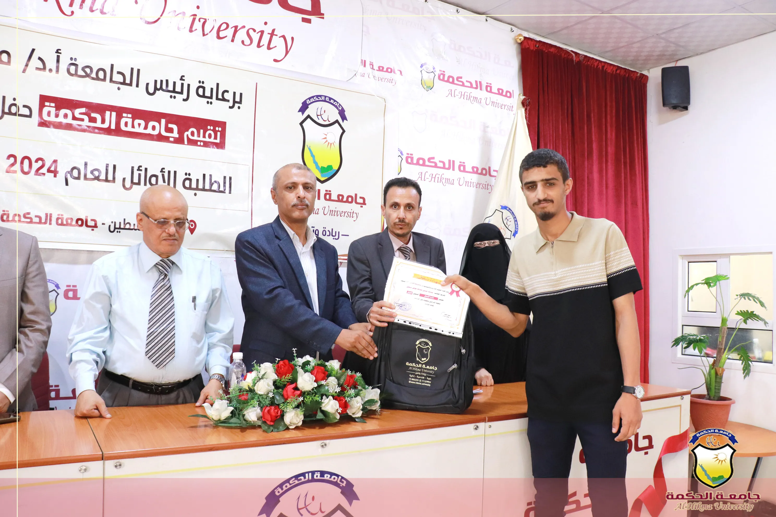 جامعة الحكمة تفتتح فعاليات حفل تكريم أوائل طلابها بكلية العلوم الإدارية والإنسانية للعام الجامعي 2024-2025م