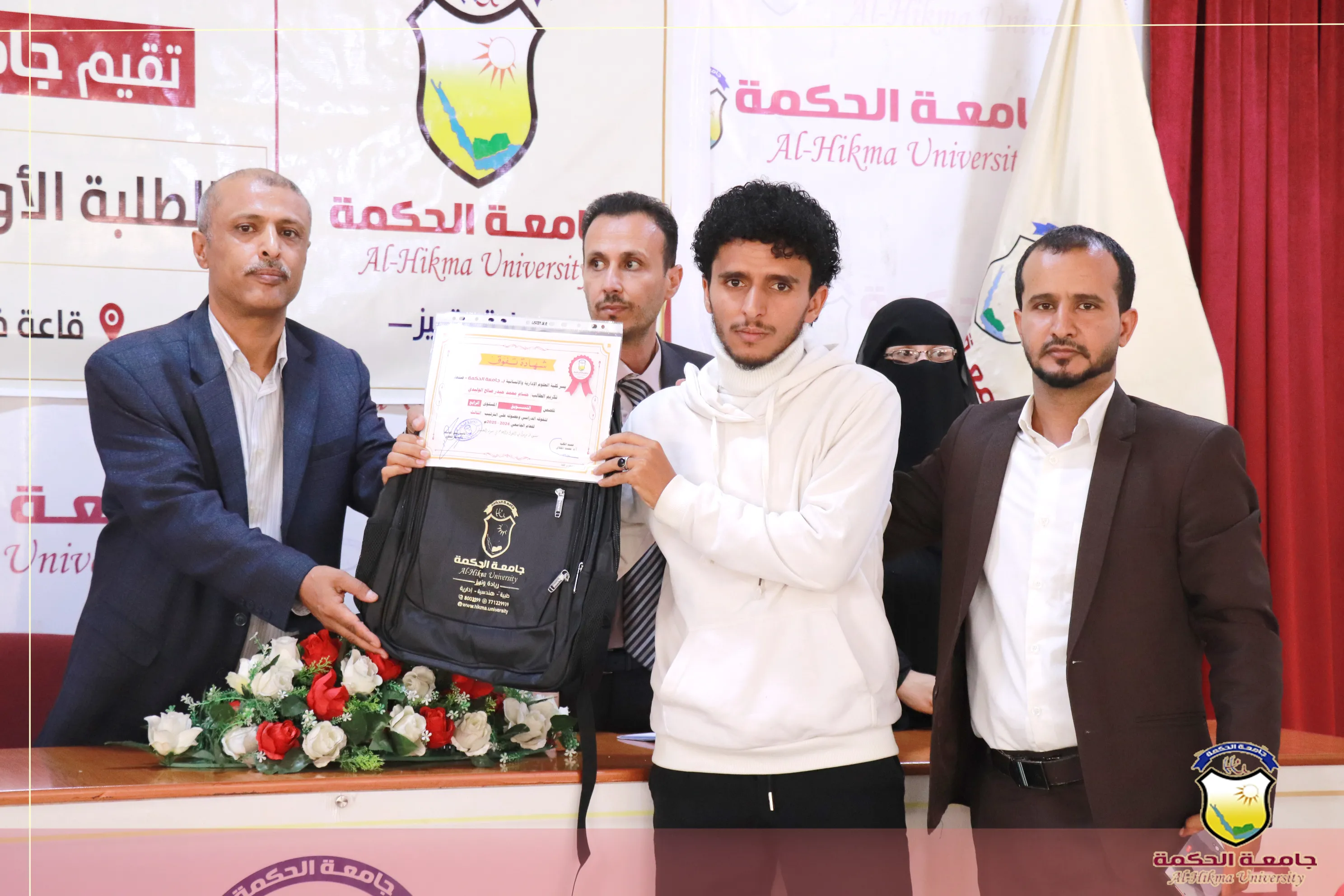 جامعة الحكمة تفتتح فعاليات حفل تكريم أوائل طلابها بكلية العلوم الإدارية والإنسانية للعام الجامعي 2024-2025م