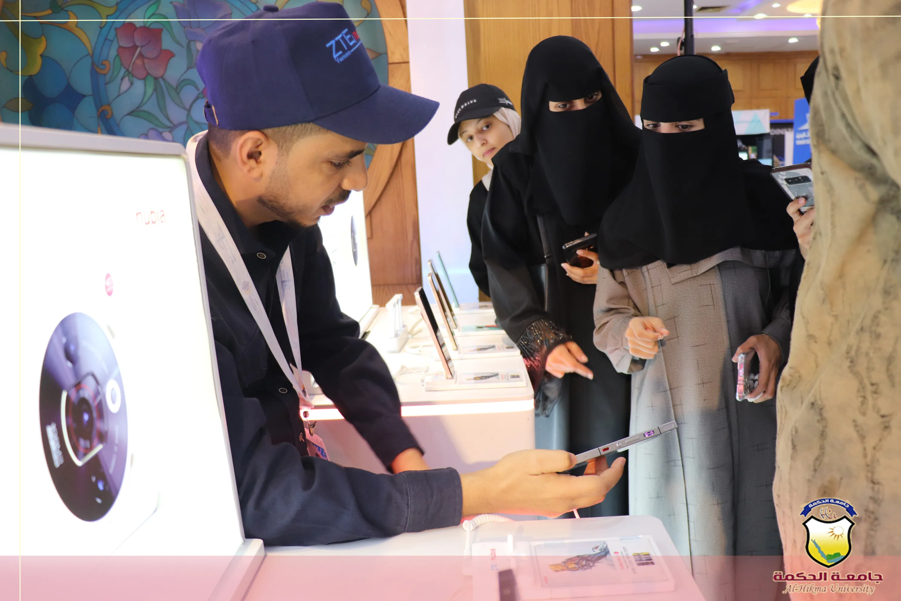 طلاب قسم تقنية المعلومات بجامعة الحكمة يزورون معرض (بروج التقني SMART-EX 2025) في صنعاء