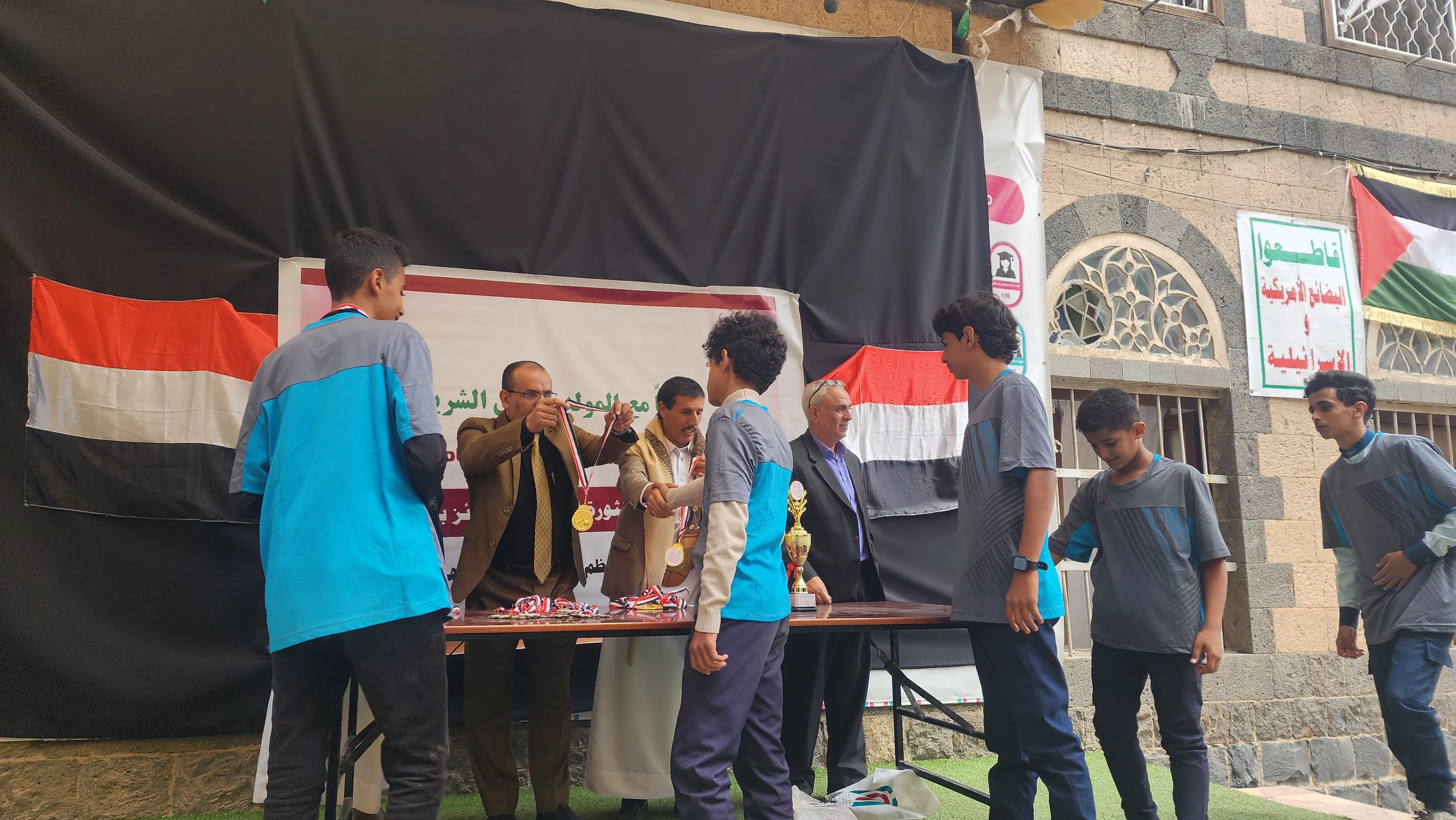 برعاية جامعة الحكمة؛ تعليمية الثورة تكرم الفرق الرياضية الفائزة بالدوري الرياضي الخاص بالمولد النبوي الشريف في مدارس العربي