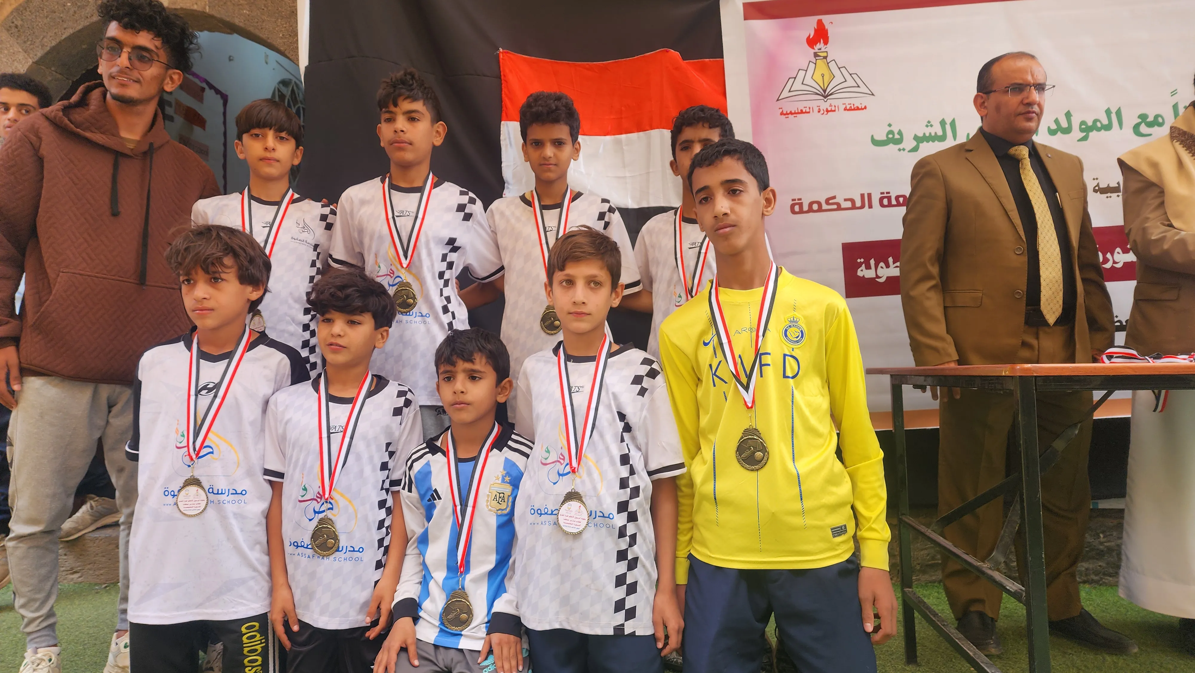 برعاية جامعة الحكمة؛ تعليمية الثورة تكرم الفرق الرياضية الفائزة بالدوري الرياضي الخاص بالمولد النبوي الشريف في مدارس العربي