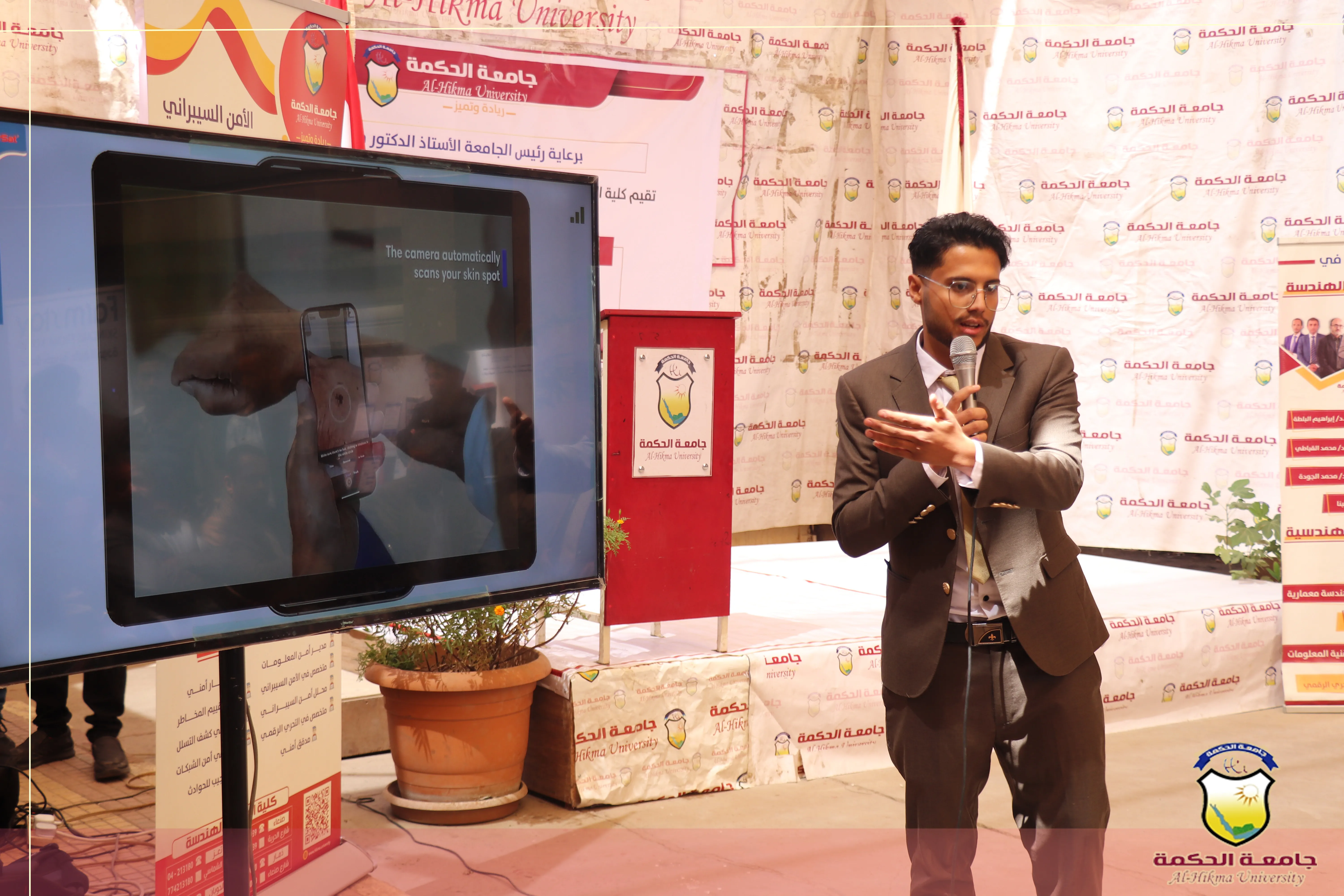 رئيس جامعة الحكمة يفتتح المعرض التقني السادس للإبداع والإبتكار بجامعة الحكمة ويعلن اسماء الفائزين بالمنح التنافسية للعام الجامعي 2025-2026م