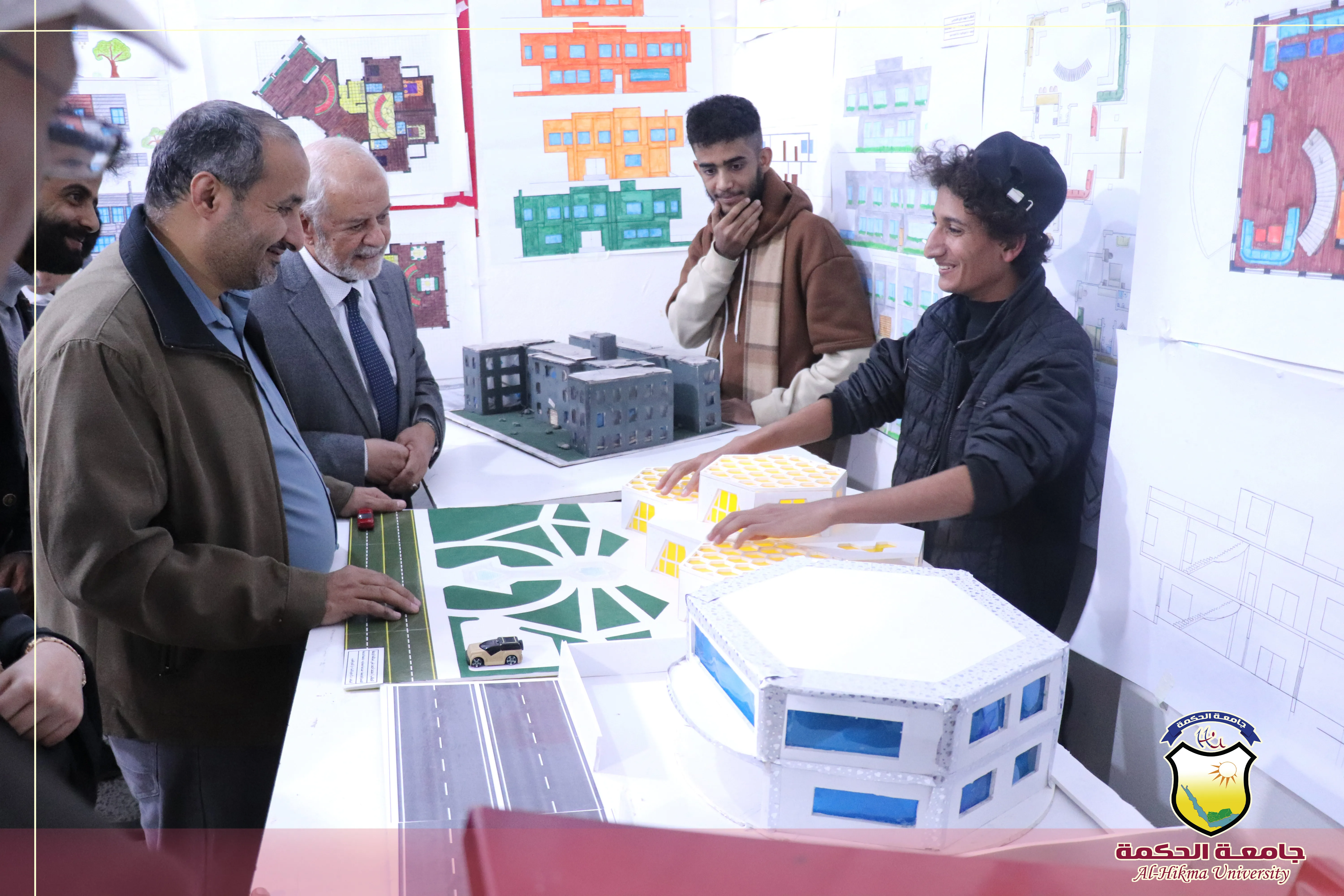 طلبة الهندسة المعمارية بجامعة الحكمة يناقشون مشاريع مقرر أسس تصميم ومقرر رسم وتعبير معماري