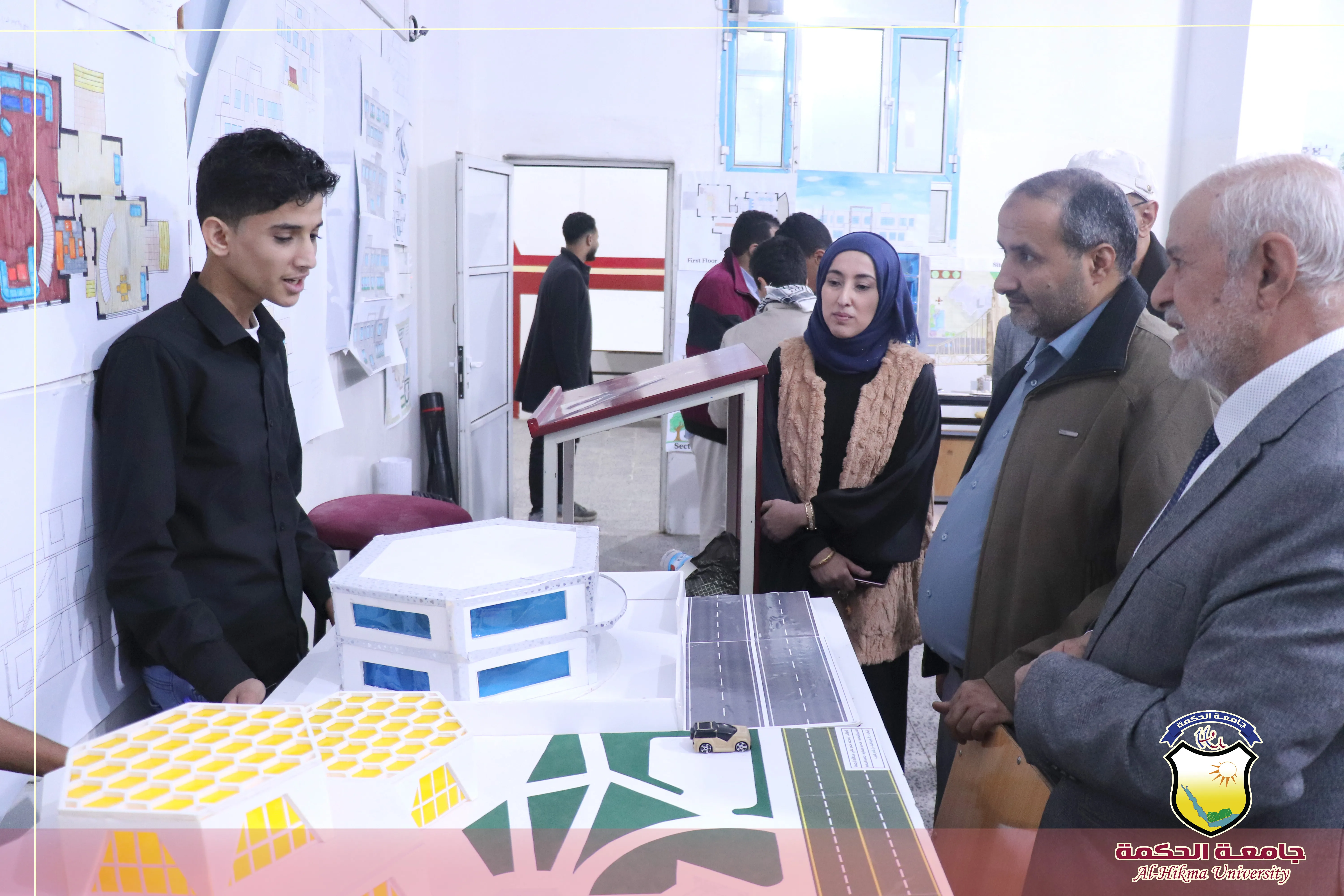 طلبة الهندسة المعمارية بجامعة الحكمة يناقشون مشاريع مقرر أسس تصميم ومقرر رسم وتعبير معماري