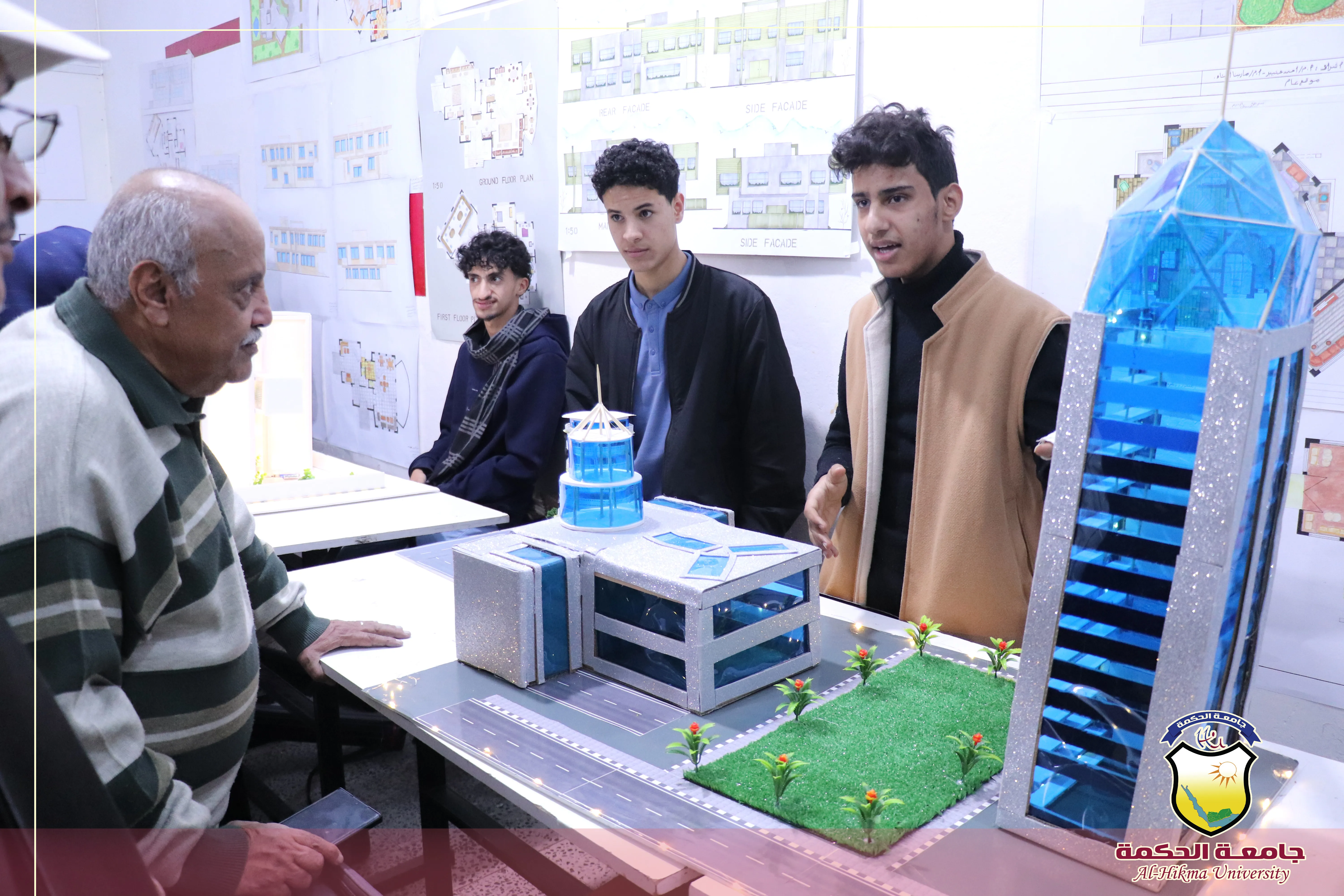 طلبة الهندسة المعمارية بجامعة الحكمة يناقشون مشاريع مقرر أسس تصميم ومقرر رسم وتعبير معماري