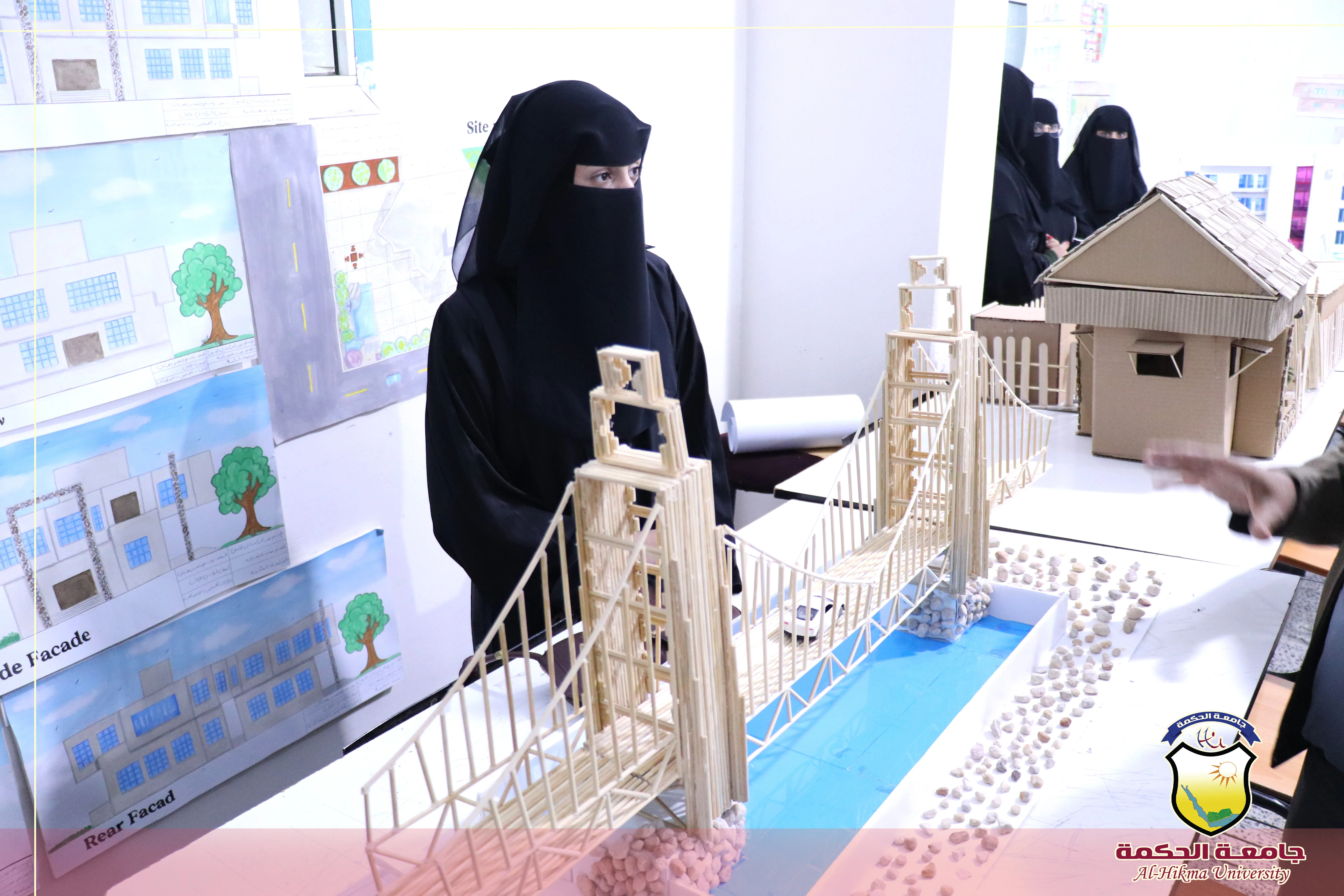 طلبة الهندسة المعمارية بجامعة الحكمة يناقشون مشاريع مقرر أسس تصميم ومقرر رسم وتعبير معماري