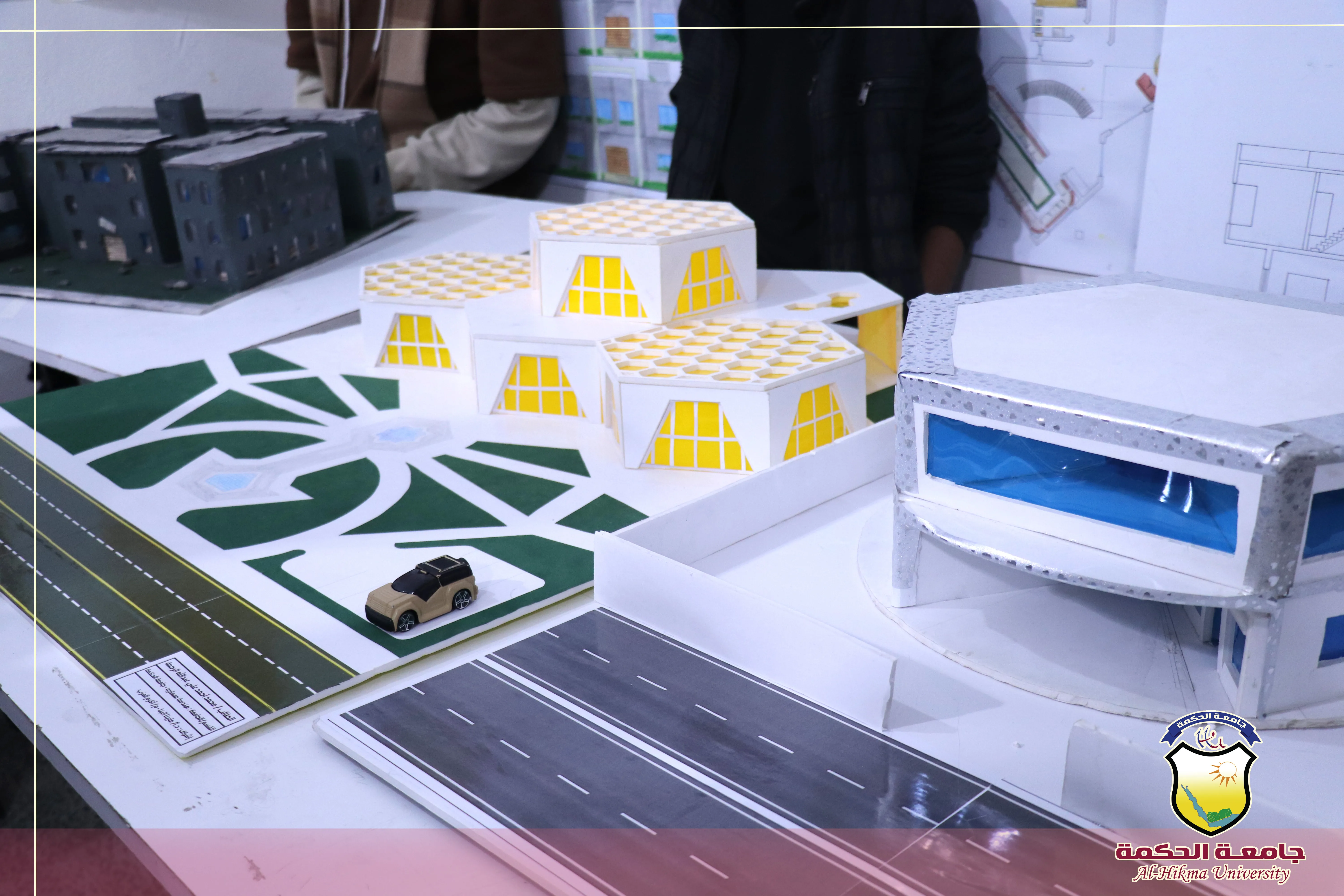 طلبة الهندسة المعمارية بجامعة الحكمة يناقشون مشاريع مقرر أسس تصميم ومقرر رسم وتعبير معماري