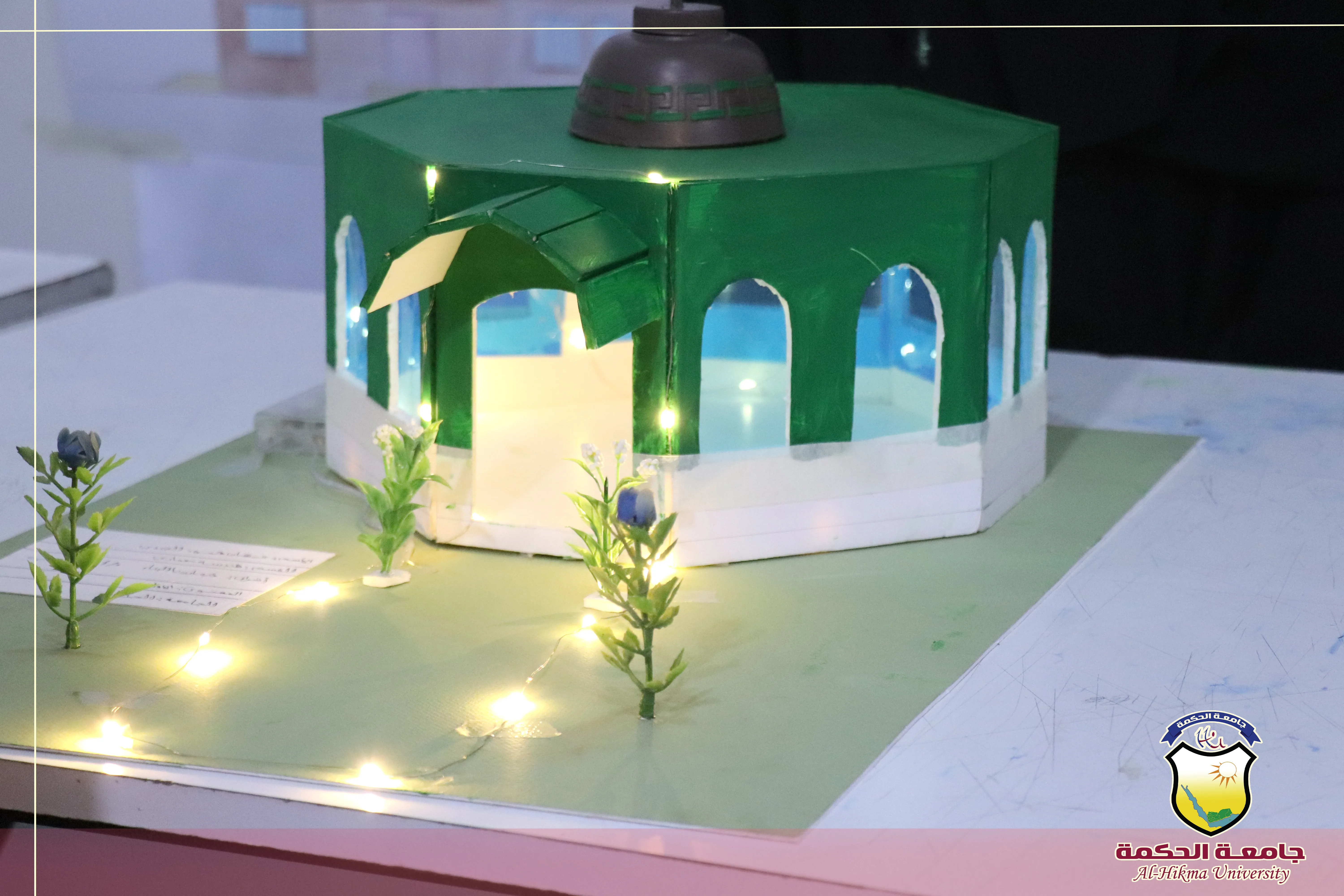 طلبة الهندسة المعمارية بجامعة الحكمة يناقشون مشاريع مقرر أسس تصميم ومقرر رسم وتعبير معماري