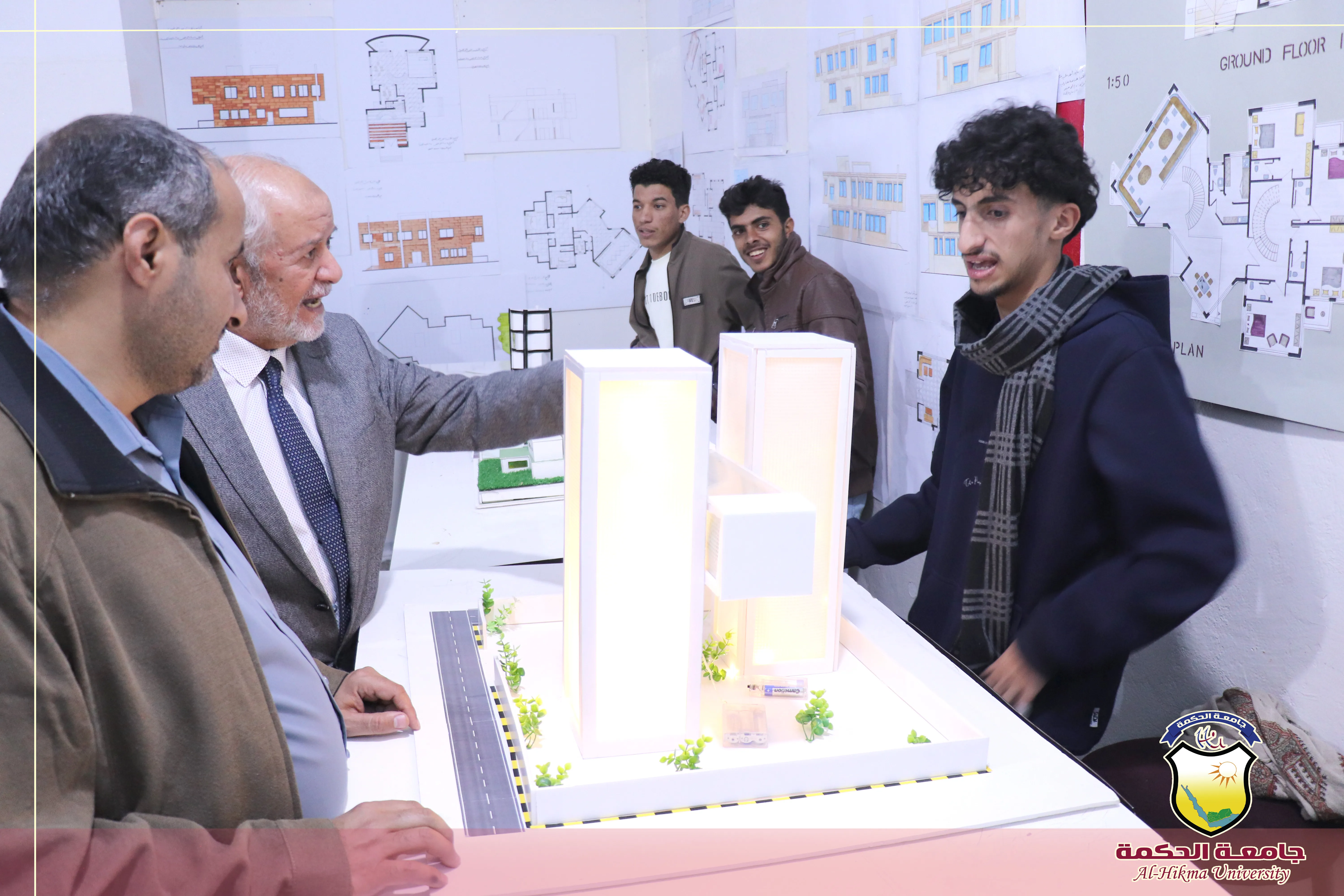 طلبة الهندسة المعمارية بجامعة الحكمة يناقشون مشاريع مقرر أسس تصميم ومقرر رسم وتعبير معماري