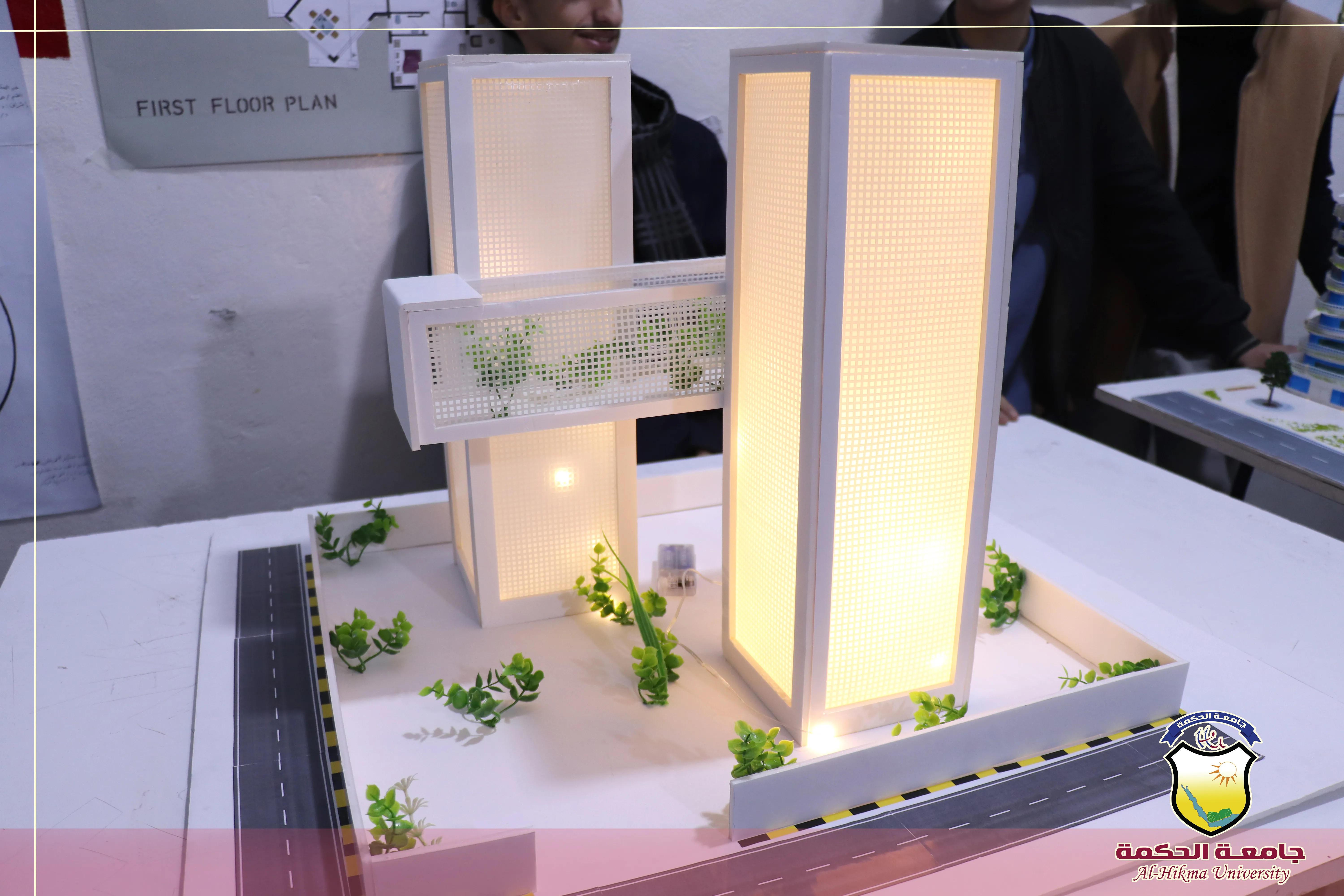 طلبة الهندسة المعمارية بجامعة الحكمة يناقشون مشاريع مقرر أسس تصميم ومقرر رسم وتعبير معماري