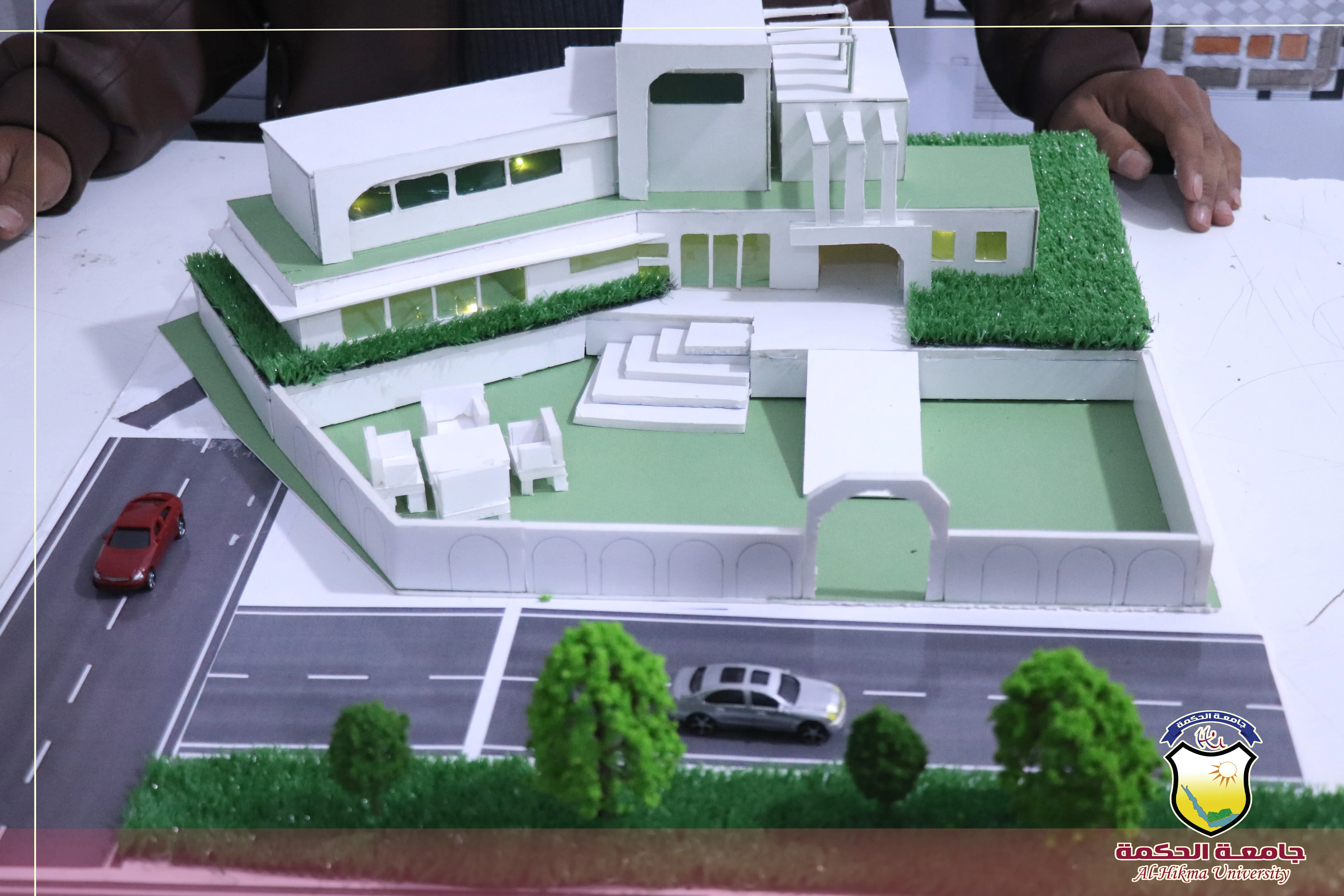 طلبة الهندسة المعمارية بجامعة الحكمة يناقشون مشاريع مقرر أسس تصميم ومقرر رسم وتعبير معماري