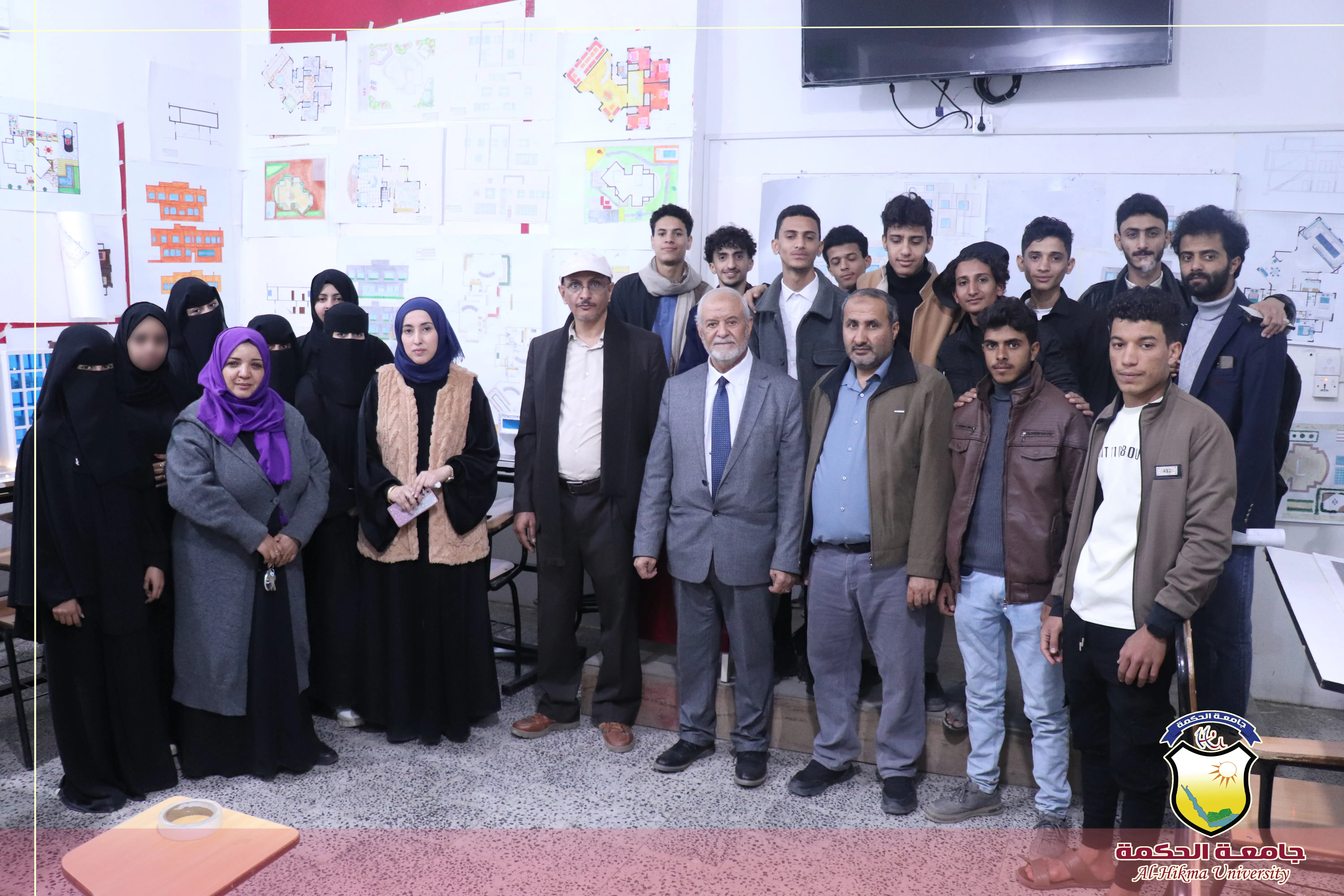 طلبة الهندسة المعمارية بجامعة الحكمة يناقشون مشاريع مقرر أسس تصميم ومقرر رسم وتعبير معماري