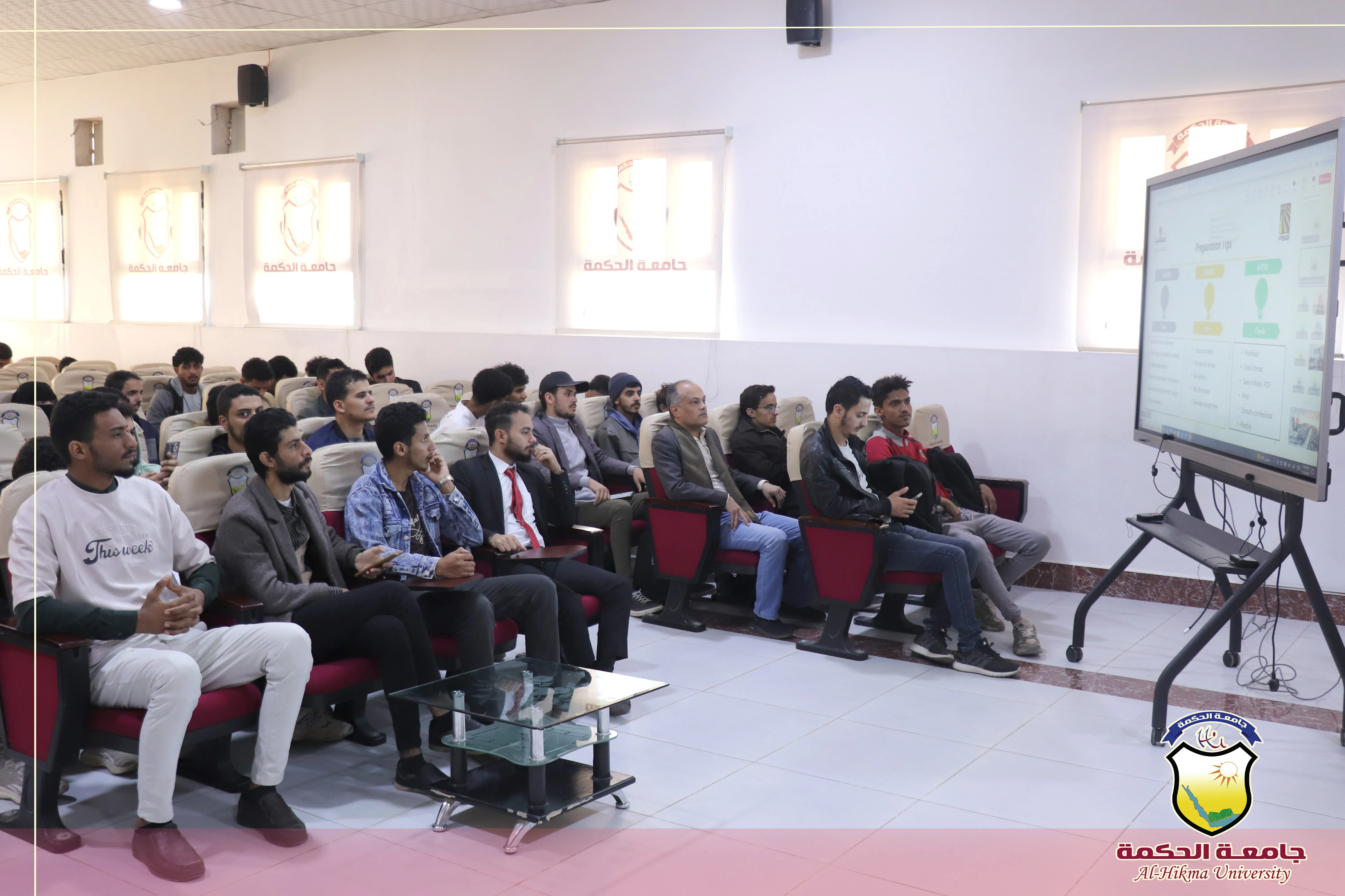 جامعة الحكمة تنظم ورشة عمل بالشراكة مع مجموعة هائل سعيد أنعم حول كيفية كتابة السيرة الذاتية