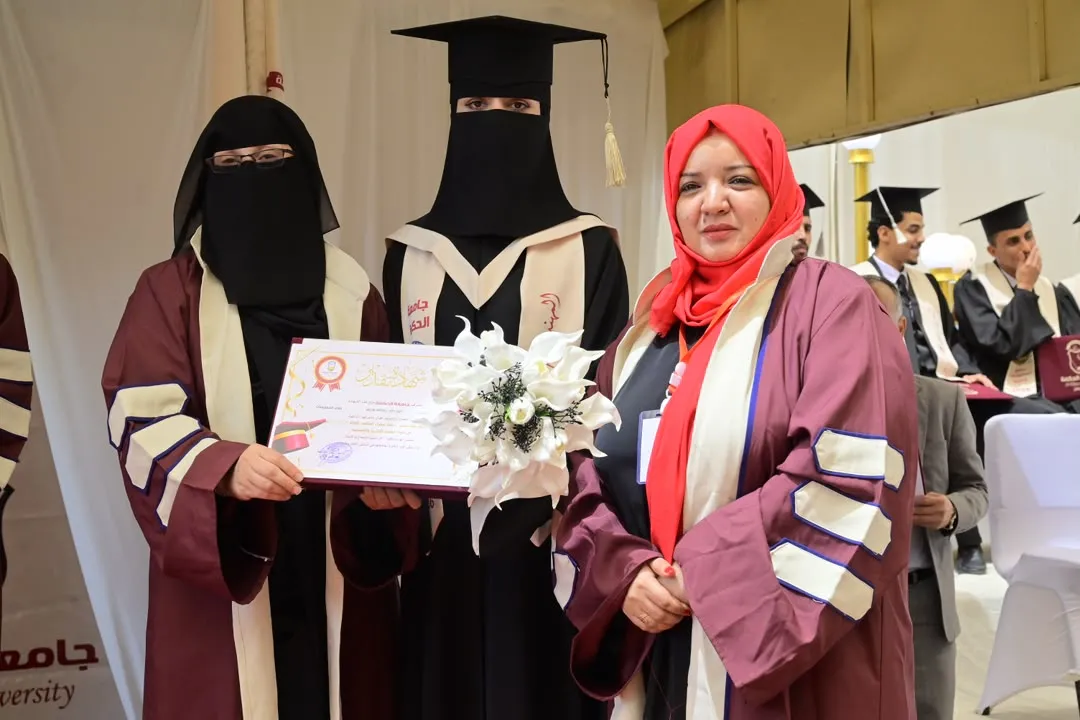 جامعة الحكمة بصنعاء تدشن مشروع احتفالات التخرج لجميع كلياتها بحفل خطابي لخريجي كلية العلوم الإدارية و الإنسانية